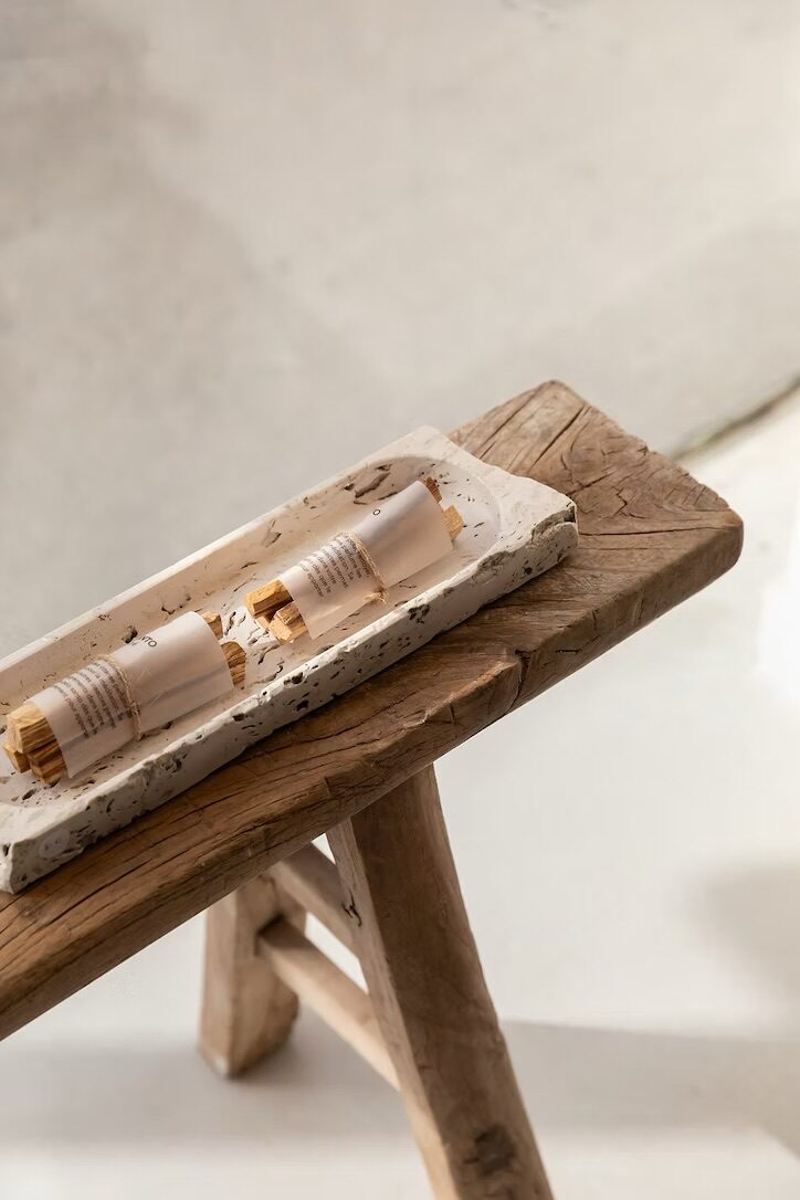 Banc ancien et produits de soin