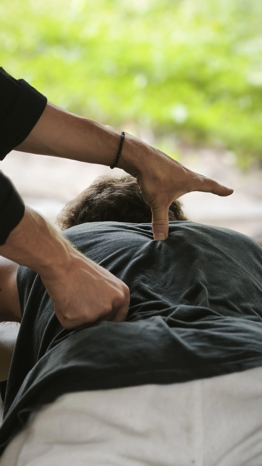 Les mains d’Alexis lors d’un ajustement du dos
