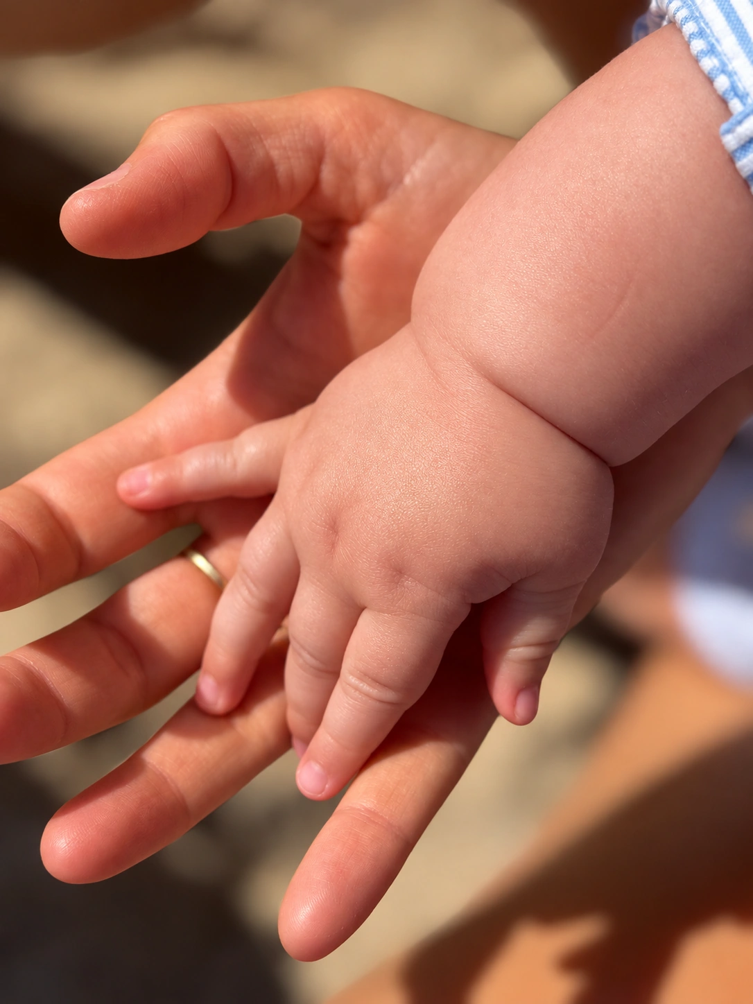 La petite main d’un bébé dans la main de sa mère