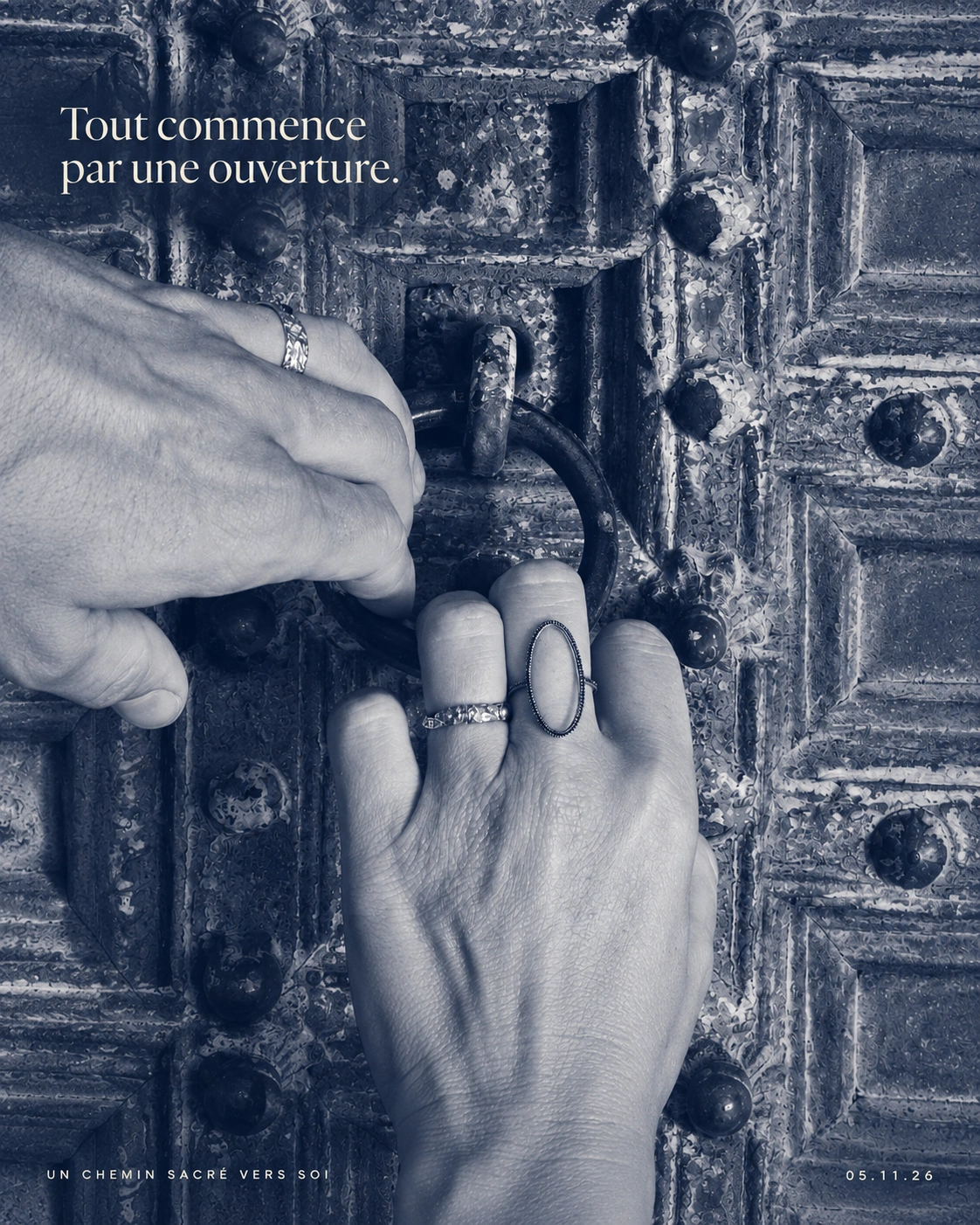 Deux mains ouvrent une porte ancienne