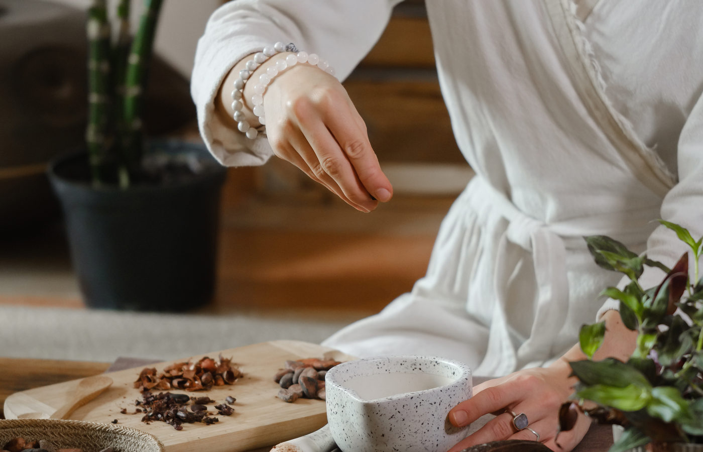 Femme en rituel de méditation devant son autel personnel pour retour à soi