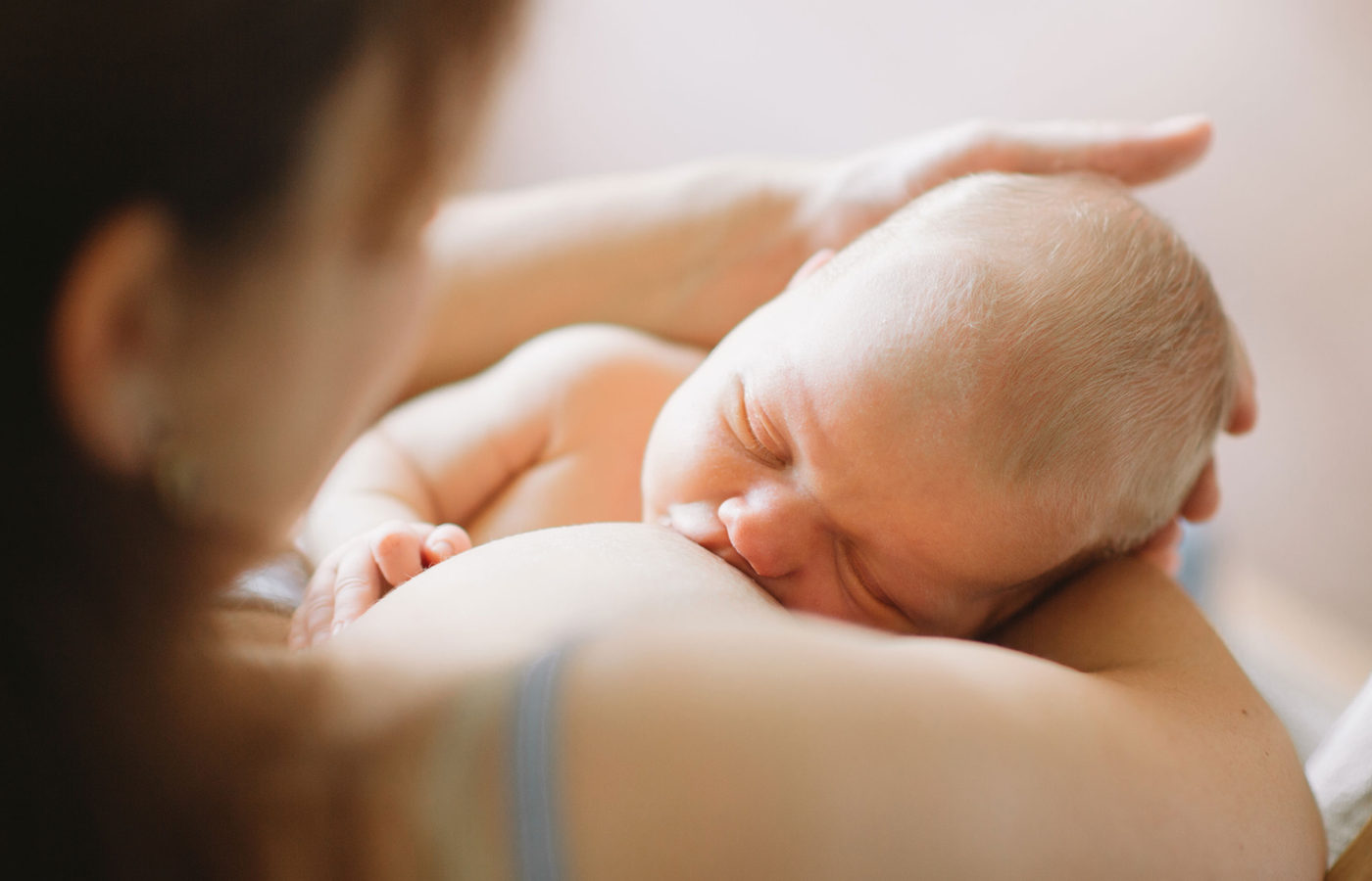 Femme en post-partum avec son nourrisson, évoquant la difficulté du lien mère bébé et la peur de ne pas ressentir d’attachement.