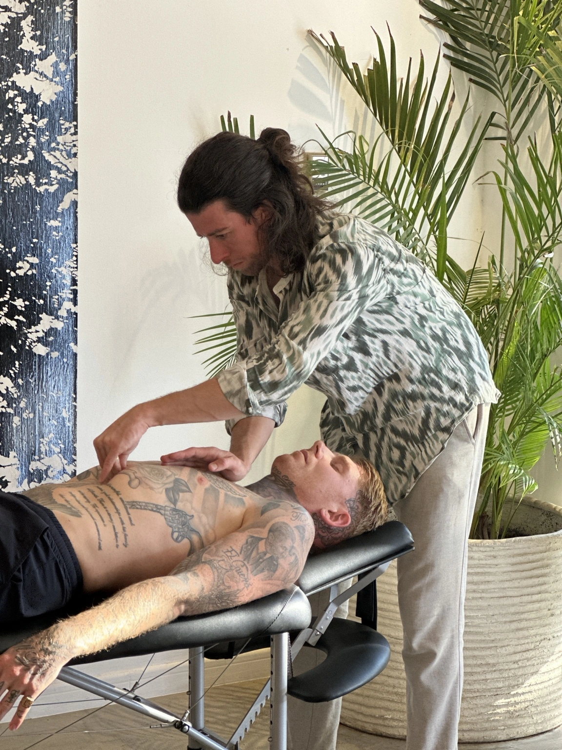 Alexis lors d’un soin sur une zone tatouée