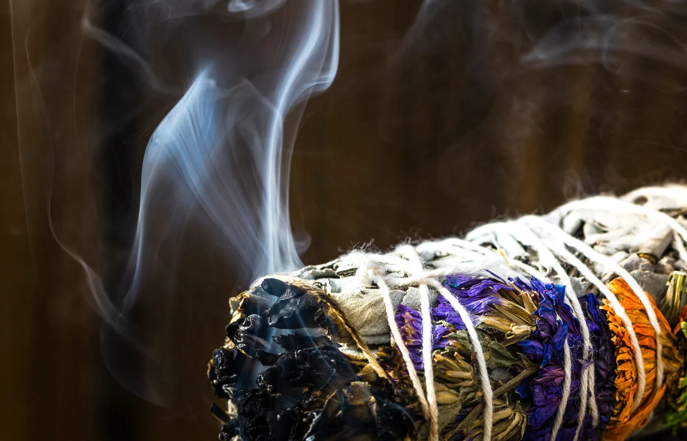 Un bouquet de fumigation, évocation du rituel